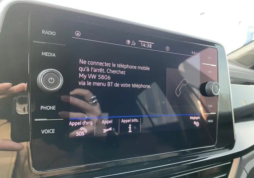 Écran tactile central du Volkswagen T-Roc 2024 affichant les options de connexion Bluetooth, vue intérieure.