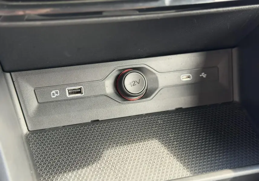 Prise USB, port USB-C et allume-cigare 12V dans le rangement central du MG3 1.5 Hybrid+ 2025 bleu Como.