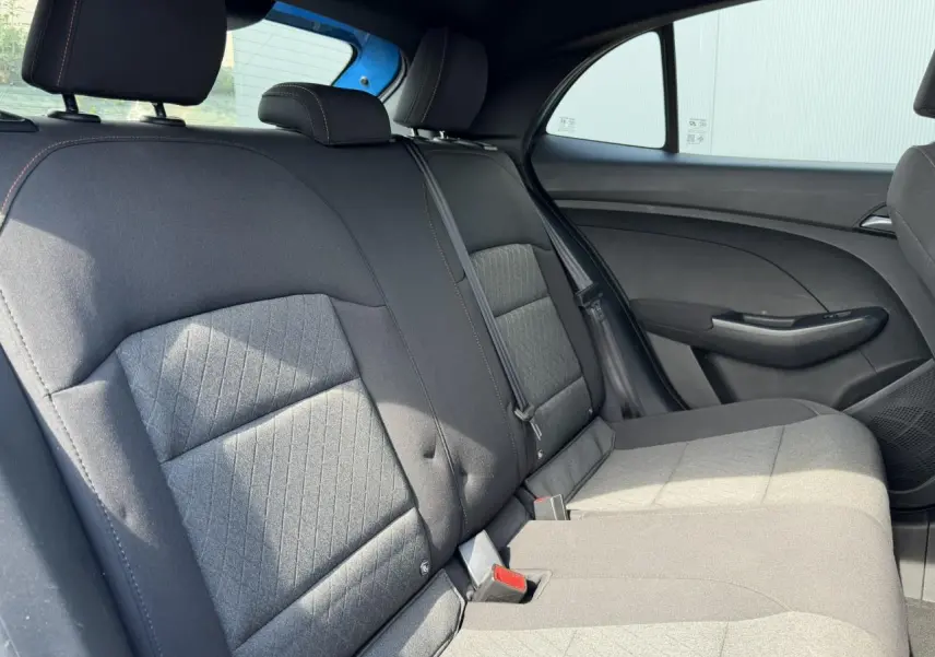 Vue latérale droite des sièges arrière en tissu noir de la MG3 1.5 Hybrid+ 195 Comfort 2025.