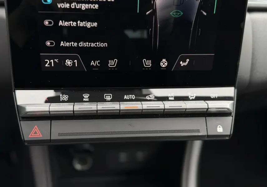Détail du tableau de bord du Renault Captur 2026 montrant les commandes de climatisation et alertes de sécurité.