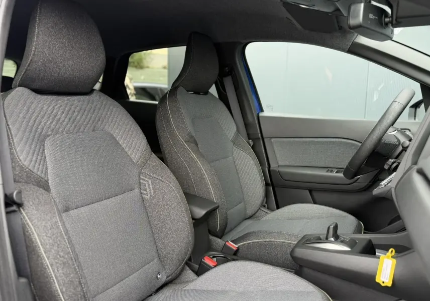 Vue intérieure côté droit du Renault Captur 2026 bleu Iron, sièges tissu gris avec coutures contrastées.