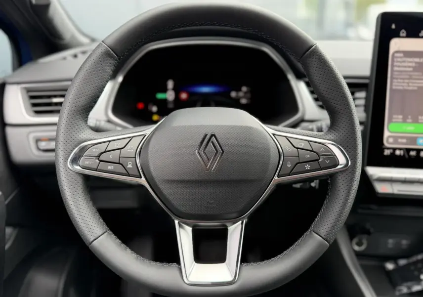 Volant en cuir noir avec commandes intégrées, tableau de bord numérique et écran tactile du Renault Captur 2026.