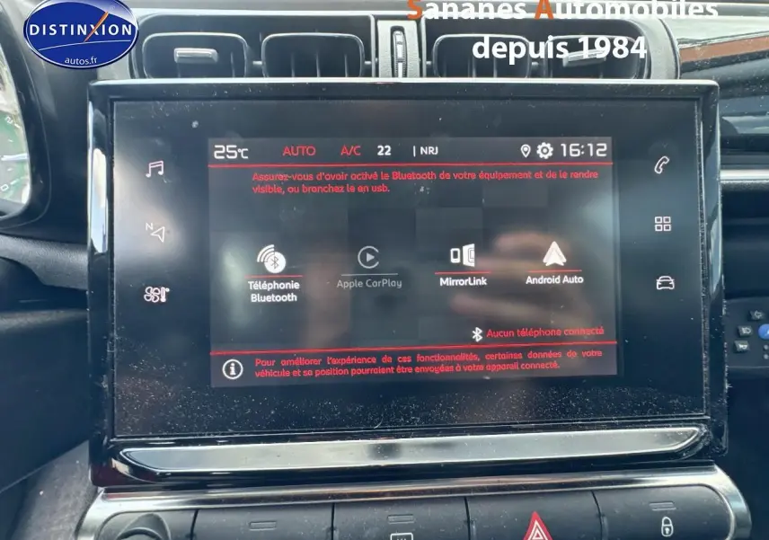 Écran tactile central de la Citroën C3 noire 2023 affichant les options Bluetooth, Apple CarPlay et Android Auto.