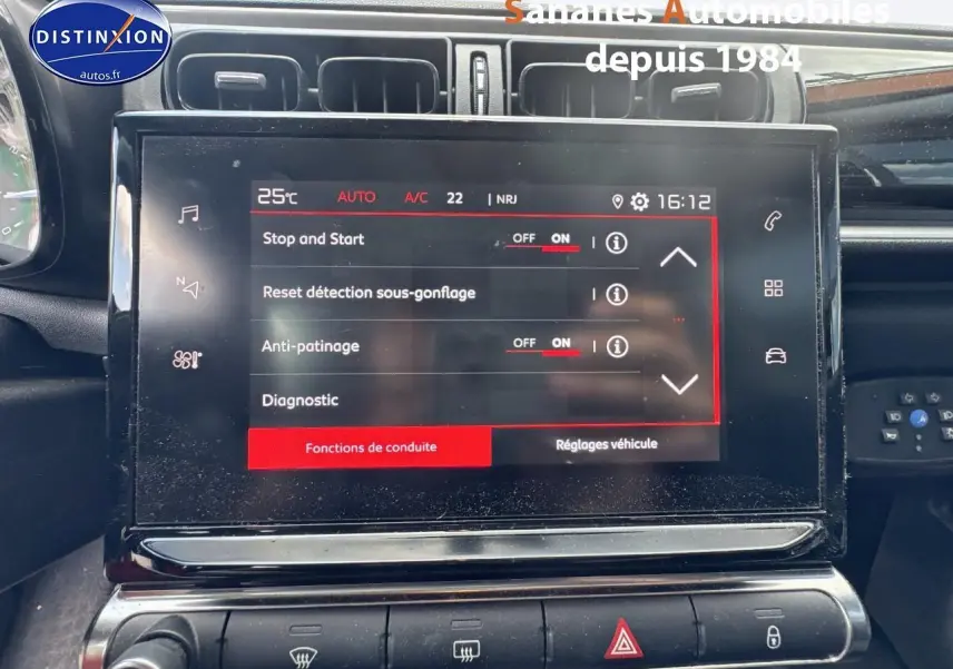 Écran tactile central affichant les réglages de conduite dans l'habitacle noir d'une Citroën C3 2023.
