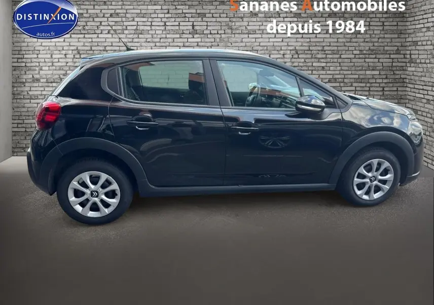 Profil latéral droit d'une Citroën C3 noire 2023 avec jantes alliage et rétroviseurs noirs brillants.