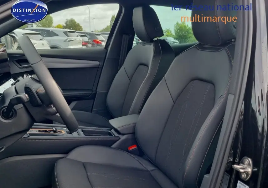 Vue intérieure côté conducteur du CUPRA Formentor noir midnight 2025, sièges sport avec surpiqûres contrastantes et volant cuir.