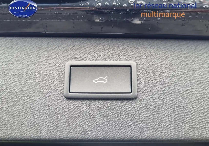 Bouton d'ouverture électrique du coffre sur tableau de bord noir texturé d'une CUPRA Formentor 2025 noir midnight.