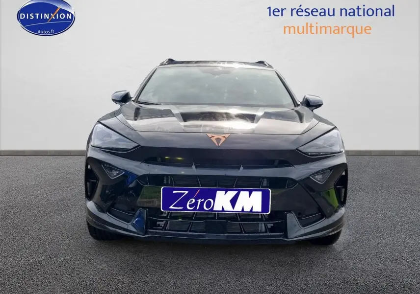 Vue frontale d'un CUPRA Formentor noir midnight 2025 avec logo cuivré et calandre sportive marquée