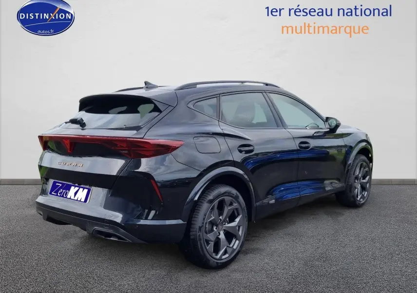 Vue 3/4 arrière droite du CUPRA Formentor 1.5 etsi hybrid 2025 noir midnight avec jantes alu et barres de toit.