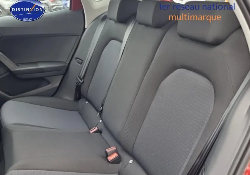 Vue intérieure côté droit montrant la banquette arrière en tissu gris de la SEAT Ibiza 1.0 TSI 95 Copa rouge désir 2025.