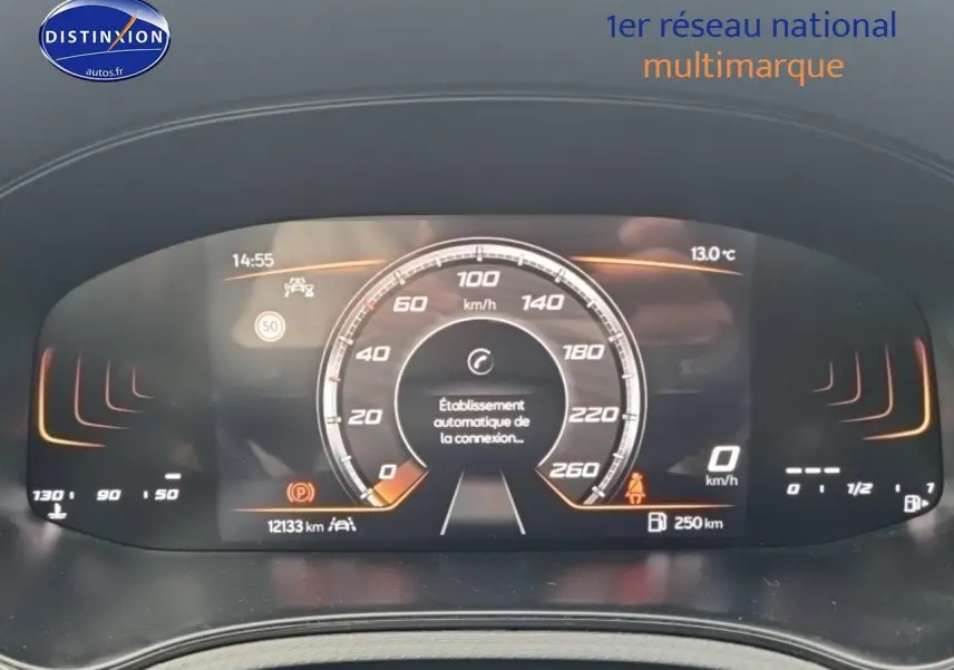 Tableau de bord numérique du SEAT Ibiza 1.0 TSI 95 Copa affichant la vitesse et les alertes, vue frontale rapprochée.