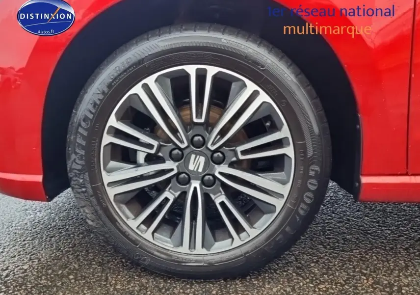 Gros plan sur la roue avant gauche de la SEAT Ibiza rouge désir avec jante alliage design 16 pouces.