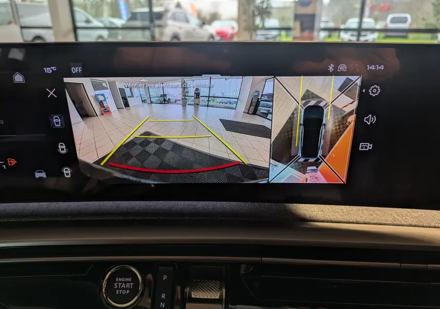 Vue intérieure de l'écran multimédia du Peugeot 3008 blanc montrant la caméra de recul et la vue à 360° du véhicule en marche arrière.