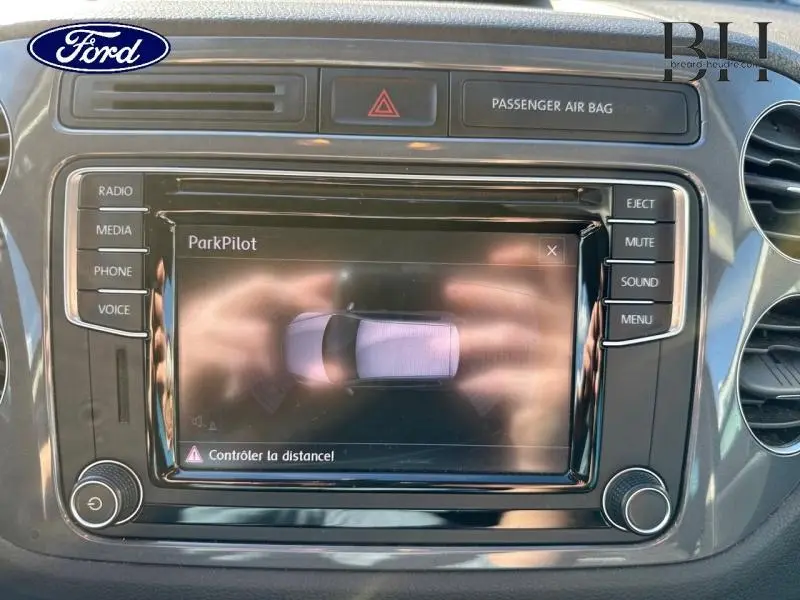 Vue rapprochée de l'écran tactile du Volkswagen Tiguan 2016 gris Crypton affichant le système ParkPilot.