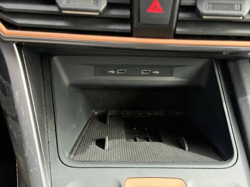 Gros plan intérieur sur la console centrale du CUPRA Formentor blanc Nevada, montrant deux ports USB-C sous les aérateurs.