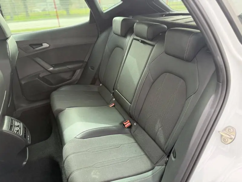 Vue intérieure côté droit des sièges arrière noirs du CUPRA Formentor 1.5 eTSI Hybrid 2025 avec portières blanches métallisées.