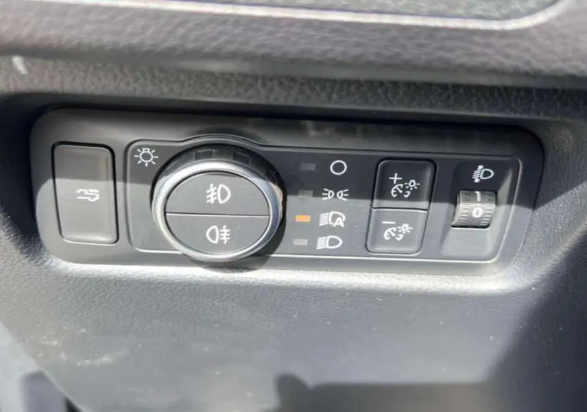 Gros plan sur les commandes d’éclairage et réglage de hauteur des phares du Ford Ranger noir agate 2026.