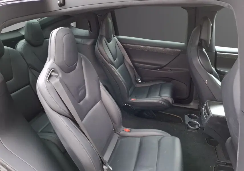 Vue intérieure côté droit montrant les sièges en cuir noir de la Tesla Model X 100D 2018 avec configuration 6 places.