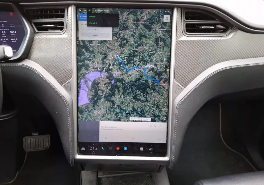 Vue rapprochée de l’écran tactile central du Tesla Model X 100D gris foncé, affichant la navigation GPS en intérieur.