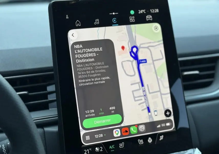 Écran tactile central du tableau de bord du Renault Captur gris Cassiopée, affichant la navigation GPS et commandes climatisation.