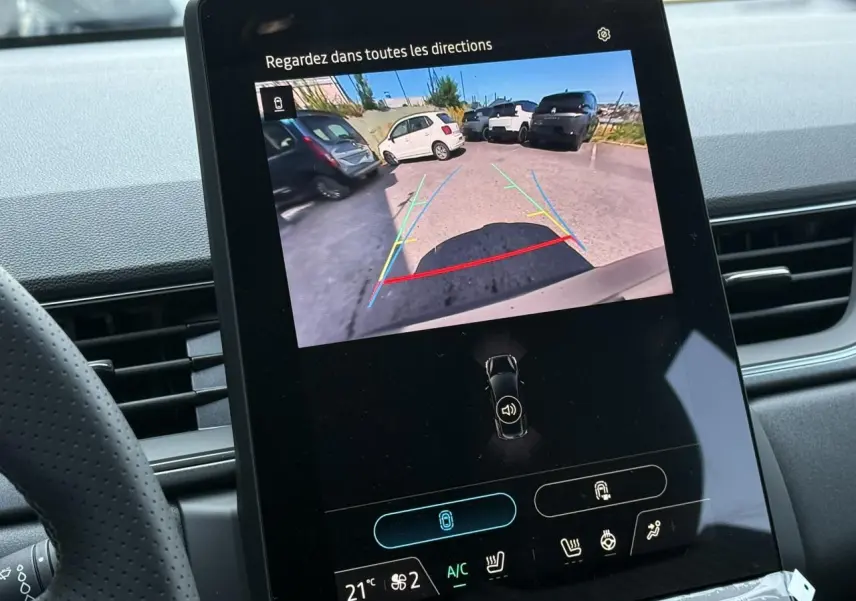 Écran central du Renault Captur gris Cassiopée montrant la caméra de recul avec guidage de trajectoire coloré.