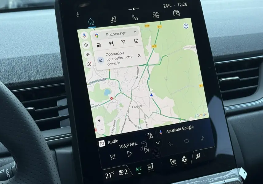 Vue rapprochée de l’écran tactile central du Renault Captur 2026 affichant la navigation Google Maps et les commandes multimédia.