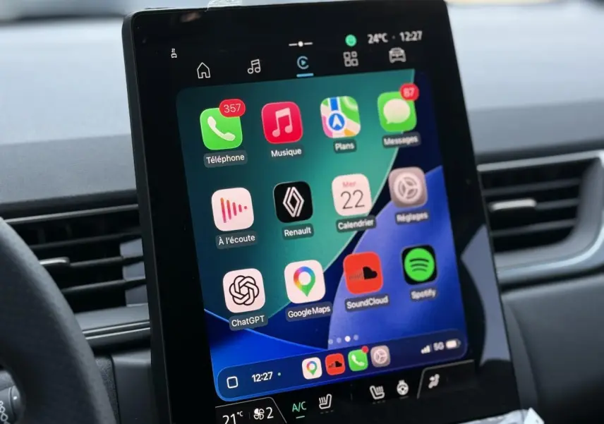 Vue rapprochée de l’écran tactile central du Renault Captur gris Cassiopée affichant les applications connectées.