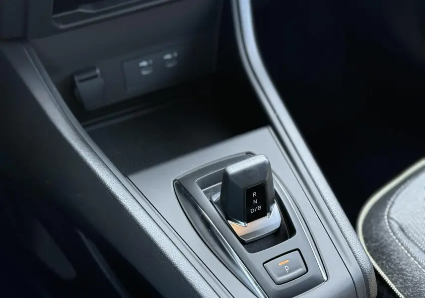 Le levier de vitesses automatique noir du Renault Captur 2026 en gros plan sur la console centrale.