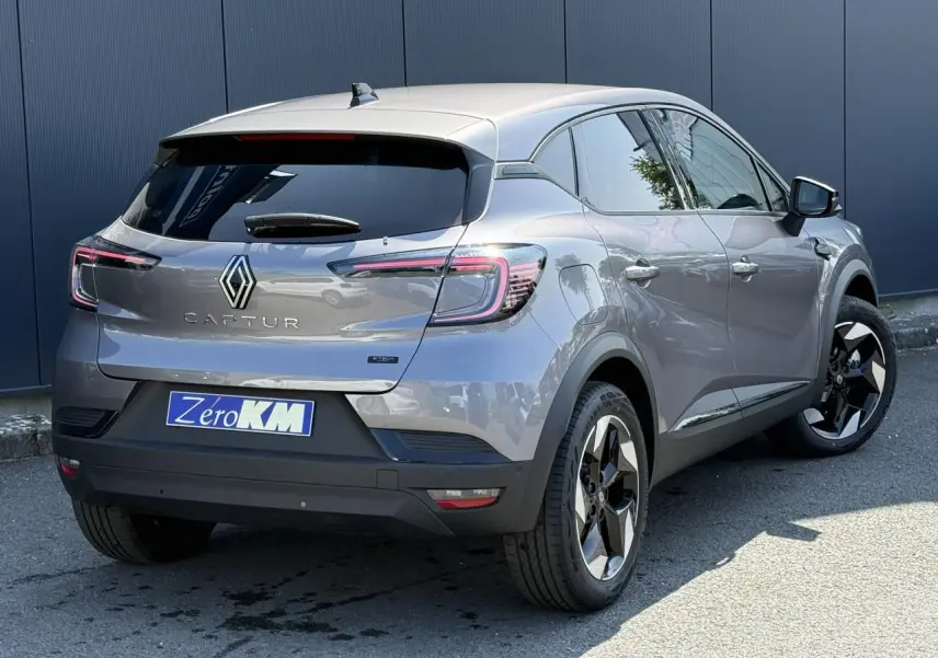 Vue 3/4 arrière droit du Renault Captur gris Cassiopée avec jantes noires et vitres surteintées.
