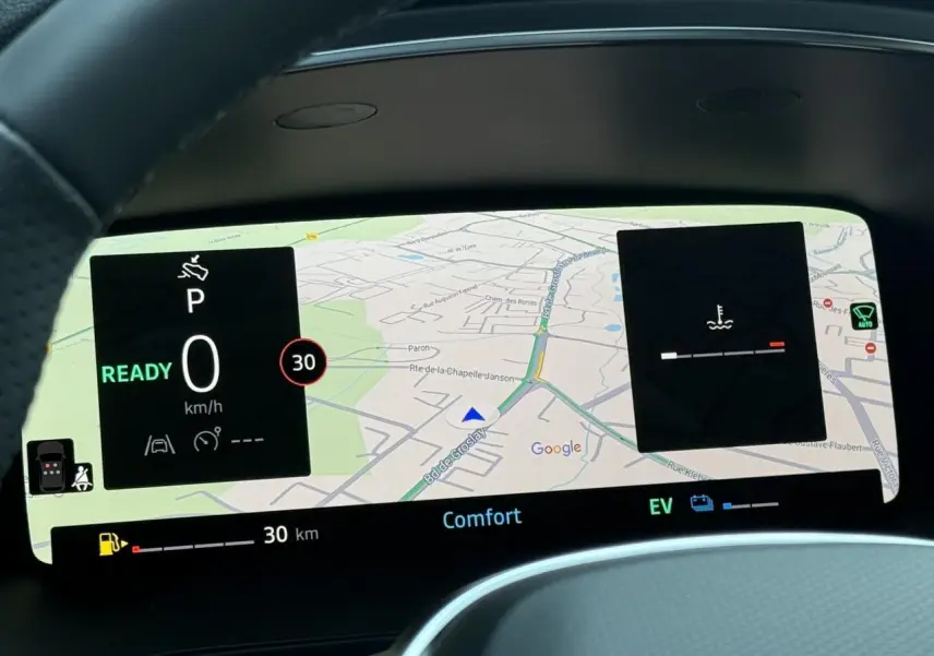 Tableau de bord numérique du Renault Captur 2026 affichant la navigation et les indicateurs de conduite.