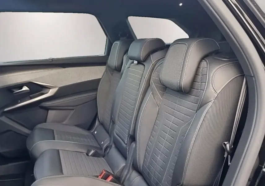 Vue latérale droite des sièges arrière en cuir noir avec surpiqûres blanches du Peugeot 5008 Hybrid 145 GT 2026.