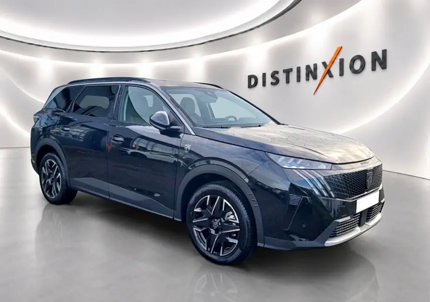 Peugeot 5008 Hybrid 145 GT noir en 3/4 avant droit, avec jantes alliage et calandre noire distinctive.