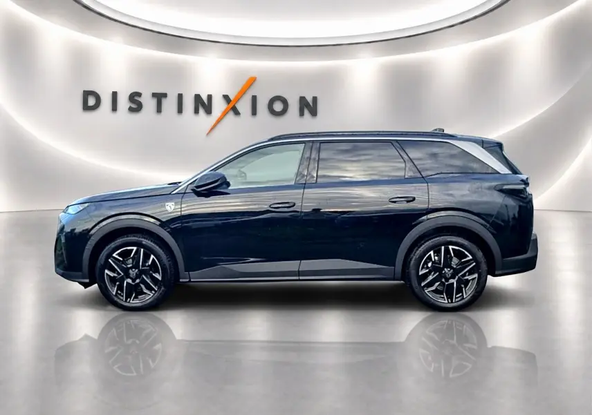Profil droit du Peugeot 5008 Hybrid 145 GT e-dcs6 noir brillant avec jantes alu stylées en showroom lumineux.