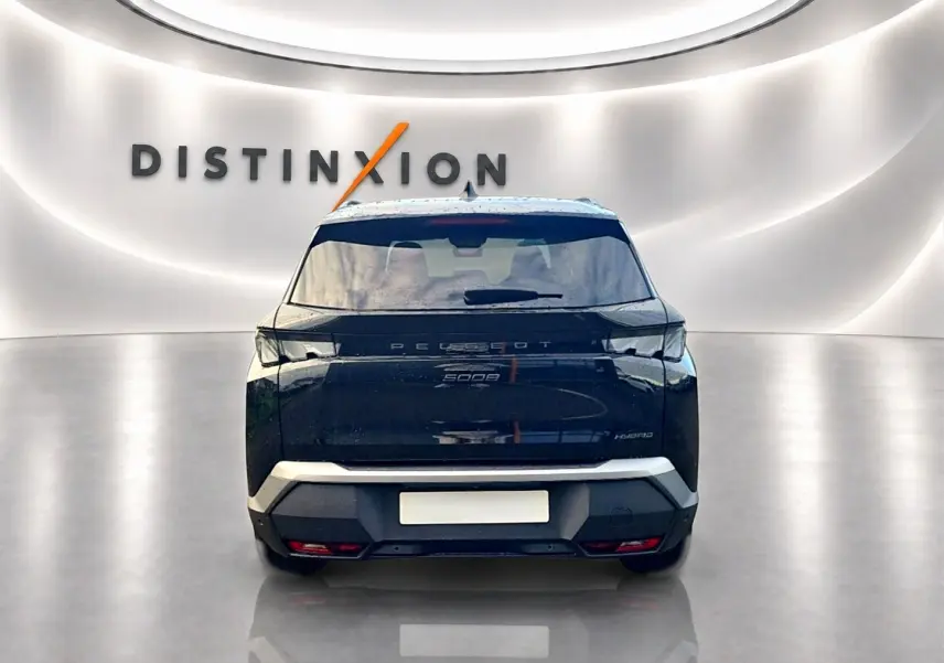 Vue arrière du Peugeot 5008 Hybrid 145 GT noir, avec feux LED et logo distinctif sur fond lumineux "DISTINXION".