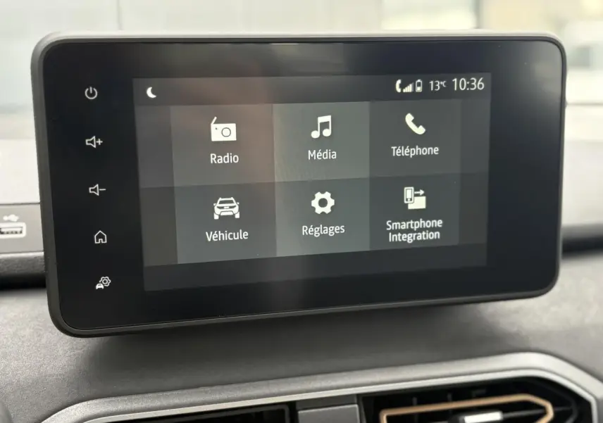 Écran tactile multimédia 8 pouces affichant les options radio, média et smartphone dans une Dacia Sandero Stepway 2025.