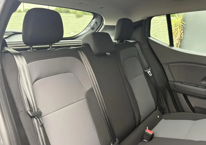 Vue intérieure de la banquette arrière grise et noire du Dacia Sandero Stepway 2025 côté droit.