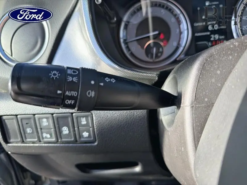 Le levier de clignotant et phares sur le côté gauche du volant d'un Suzuki Vitara Galactic Gray 2022.