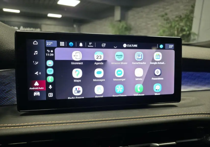 Écran tactile central affichant Android Auto dans l’habitacle d’une Alfa Romeo Tonale 2024 bleu.