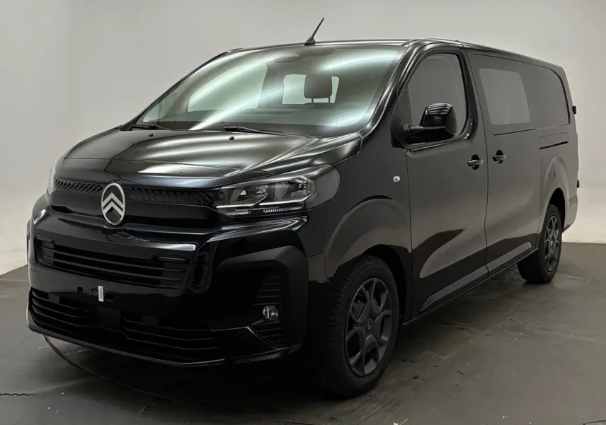 Vue 3/4 avant droit d’un Citroën Jumpy Cabine Approfondie noir avec jantes tôle noires et bouclier avant lisse.