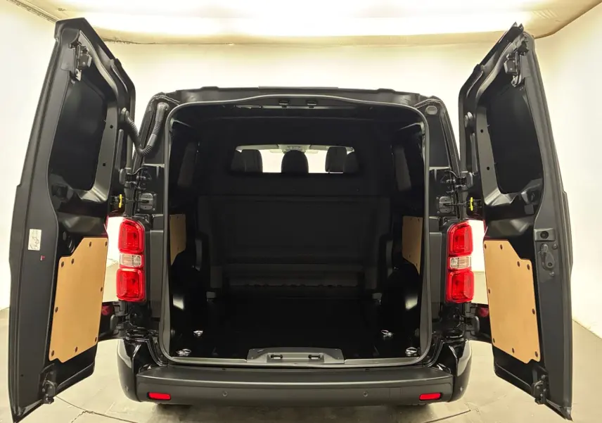 Vue arrière du Citroën Jumpy cabine approfondie noir avec portes ouvertes et espace de chargement vide.