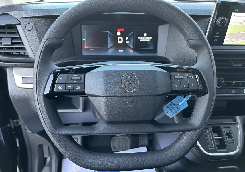 Vue rapprochée du volant noir de la Citroën Jumpy Cabine Approfondie 2025 avec tableau de bord numérique et commandes intégrées.