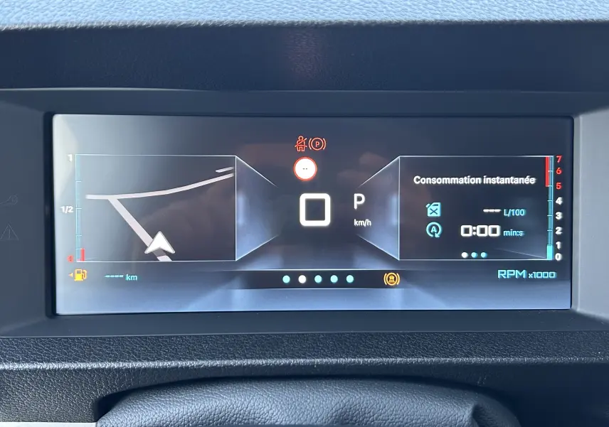 Écran numérique du tableau de bord du Citroën Jumpy noir, affichant la vitesse, la navigation et la consommation instantanée.