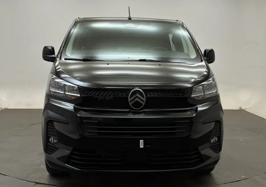 Vue frontale d’un Citroën Jumpy Cabine Approfondie noir, avec calandre noire brillante et phares modernes.