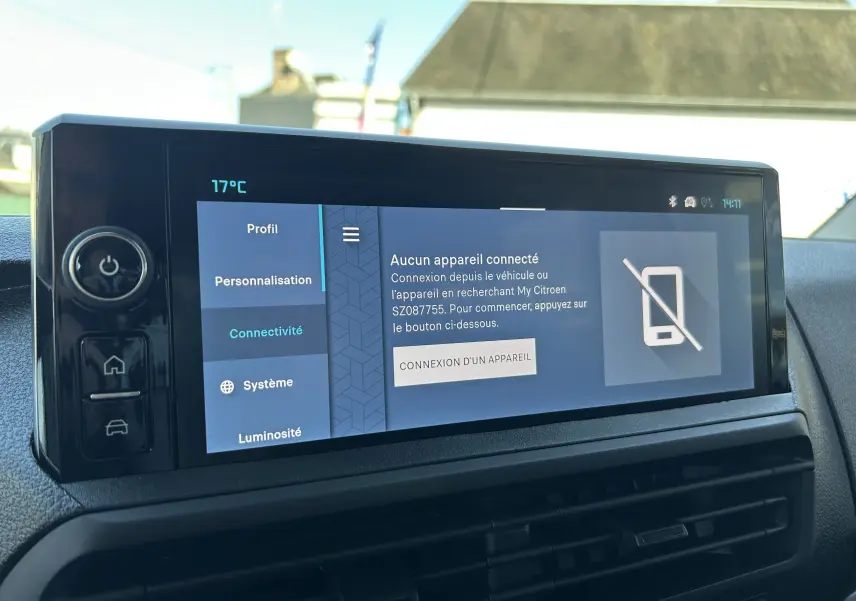 Écran tactile central du tableau de bord du Citroën Jumpy Cabine Approfondie 2025, affichant le menu connectivité.
