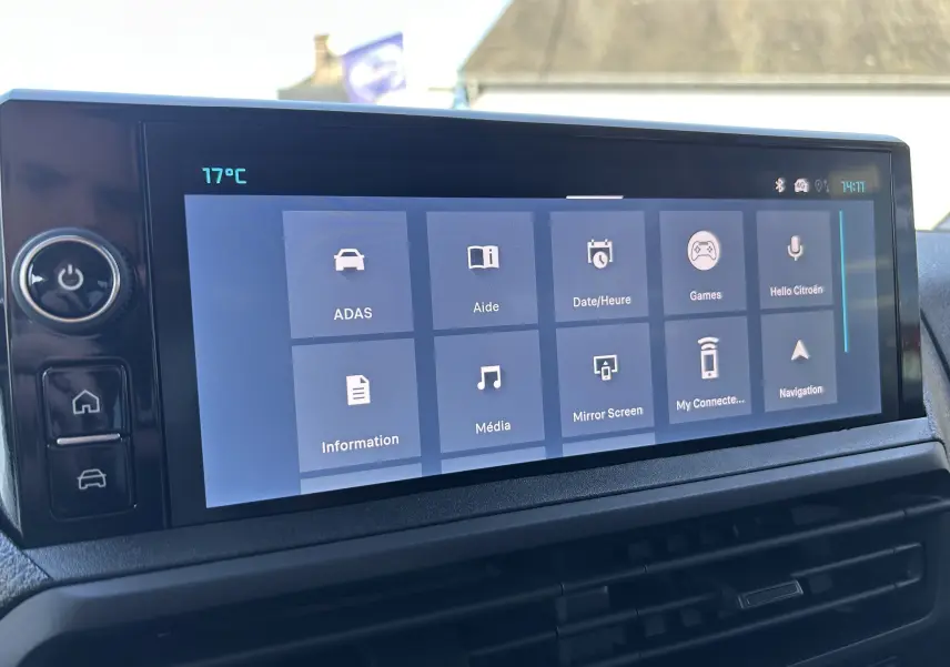 Écran tactile central du tableau de bord du Citroën Jumpy Cabine Approfondie, affichant le menu principal connecté.