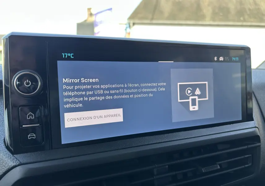 Écran tactile central du tableau de bord du Citroën Jumpy Cabine Approfondie noir, affichant la fonction Mirror Screen.