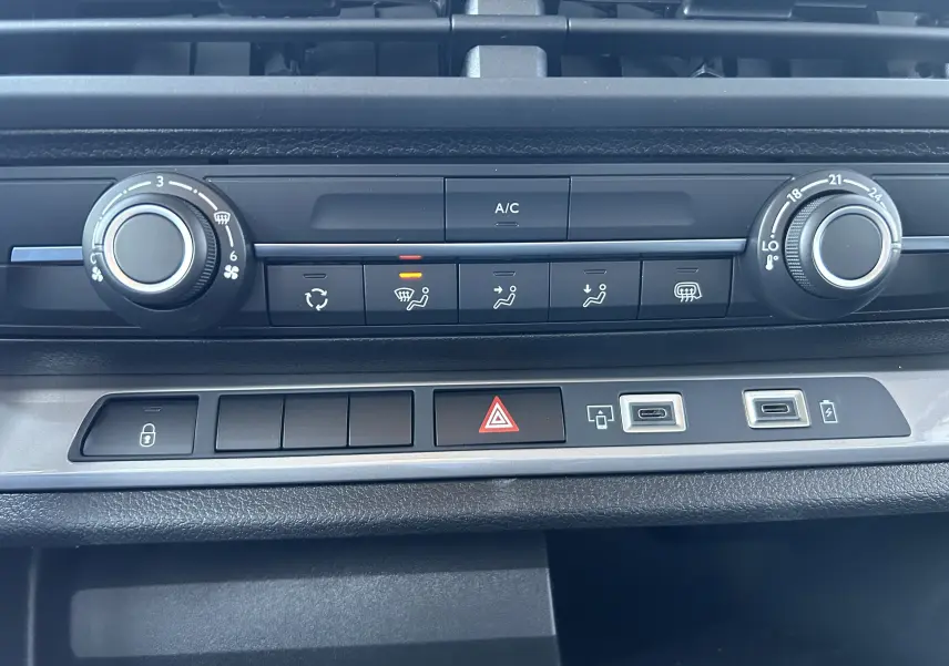 Vue rapprochée du tableau de bord du Citroën Jumpy Cabine Approfondie 2025, montrant les commandes de climatisation et boutons multifonctions.