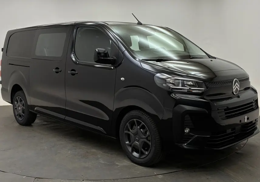 Vue 3/4 avant droit d’un Citroën Jumpy Cabine Approfondie noir avec jantes tôle noires et porte latérale coulissante.