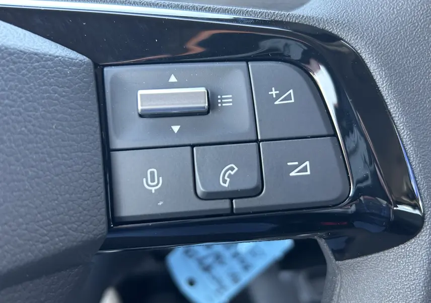 Gros plan sur les commandes au volant noir du Citroën Jumpy Cabine Approfondie 2025, boutons de volume et appel.