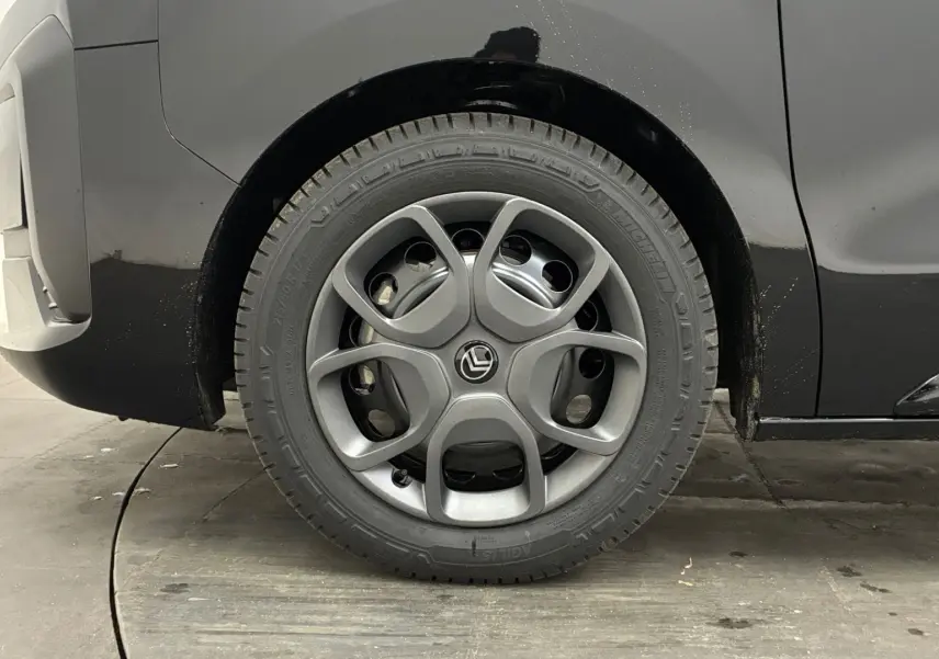 Gros plan sur la roue arrière droite d’un Citroën Jumpy Cabine Approfondie noir avec jante tôle 17 pouces et enjoliveur gris.